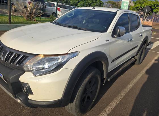 MITSUBISHI L200 TRITON 2.4 16V TURBO DIESEL OUTDOOR HPE CD 4X4 AUTOMÁTICO